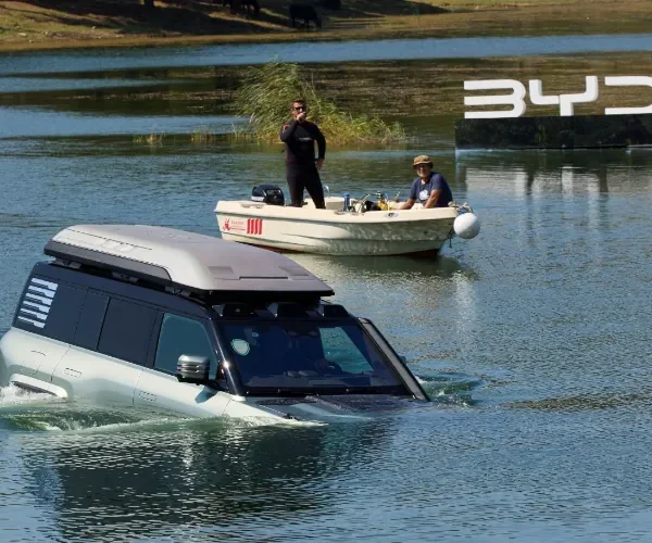 Yüzen otomobil | BYD YANGWANG U8