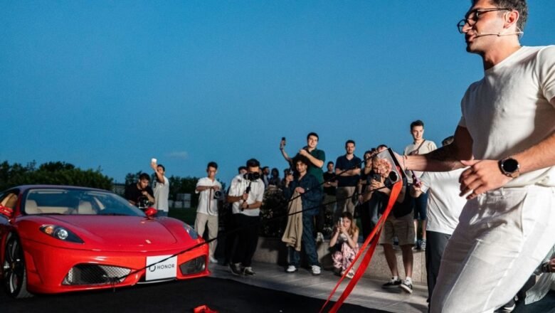 HONOR Magic V6 ile Ferrari çektiler